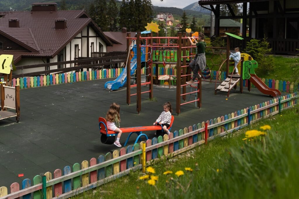 дитячий майданчик